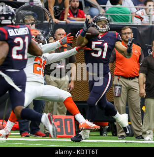 Houston, TX, Stati Uniti d'America. 15 ottobre, 2017. Houston Texans inside linebacker Dylan Cole (51) Catture una intercettazione nel secondo trimestre durante il gioco di NFL tra i Cleveland Browns e Houston Texans al NRG Stadium di Houston, TX. John Glaser/CSM/Alamy Live News Foto Stock