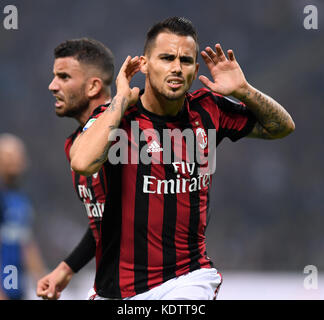 Milano, Italia. 15 ottobre 2017. Il Suso (R) dell'AC Milan festeggia la partita di calcio di serie A tra Inter Milan e AC Milan a Milano, il 15 ottobre 2017. L'Inter Milan ha vinto 3-2. Crediti: Alberto Lingria/Xinhua/Alamy Live News Foto Stock