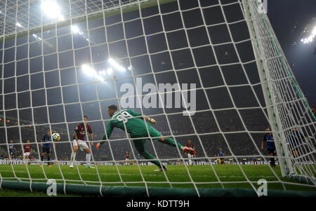 Milano, Italia. 15 ottobre 2017. Andrea Icardi (1° R) dell'Inter Milan segna durante la partita di calcio di serie A tra Inter Milan e AC Milan a Milano, in Italia, il 15 ottobre 2017. L'Inter Milan ha vinto 3-2. Crediti: Alberto Lingria/Xinhua/Alamy Live News Foto Stock