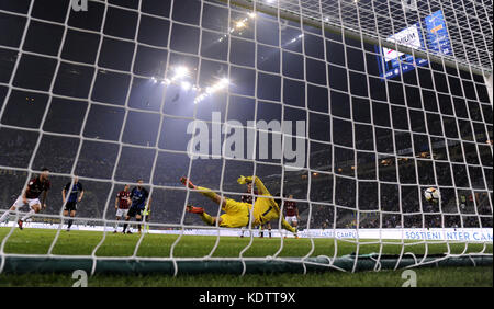 Milano, Italia. 15 ottobre 2017. Suso (1° L) dell'AC Milan segna durante la partita di calcio di serie A italiana tra Inter Milan e AC Milan a Milano, il 15 ottobre 2017. L'Inter Milan ha vinto 3-2. Crediti: Alberto Lingria/Xinhua/Alamy Live News Foto Stock