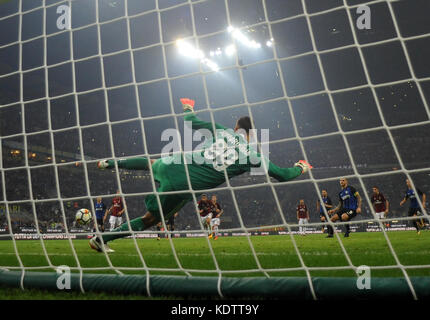 Milano, Italia. 15 ottobre 2017. Andrea Icardi (3° R) dell'Inter Milan segna durante la partita di calcio di serie A tra Inter Milan e AC Milan a Milano, in Italia, il 15 ottobre 2017. L'Inter Milan ha vinto 3-2. Crediti: Alberto Lingria/Xinhua/Alamy Live News Foto Stock