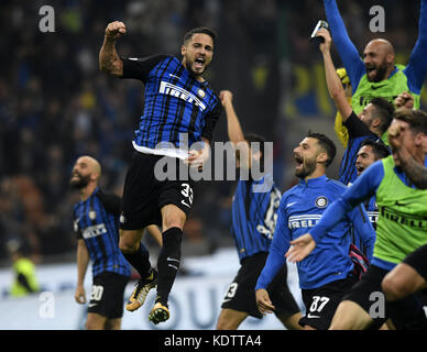 Milano, Italia. 15 ottobre 2017. Danilo D'Ambrosio (L) dell'Inter Milan festeggia con i compagni di squadra dopo aver vinto la partita di calcio di serie A tra Inter Milan e AC Milan a Milano, in Italia, il 15 ottobre 2017. L'Inter Milan ha vinto 3-2. Crediti: Alberto Lingria/Xinhua/Alamy Live News Foto Stock