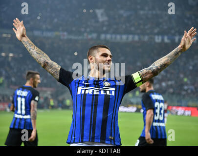 Milano, Italia. 15 ottobre 2017. Andrea Icardi dell'Inter Milan festeggia la partita di calcio di serie A tra Inter Milan e AC Milan a Milano, il 15 ottobre 2017. L'Inter Milan ha vinto 3-2. Crediti: Alberto Lingria/Xinhua/Alamy Live News Foto Stock