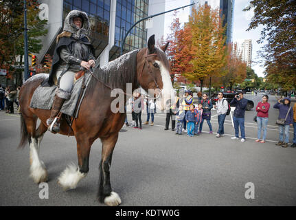 Vancouver. 15 ottobre 2017. Un artista in costume cavalca su un cavallo durante la quarta parata annuale di Halloween a Vancouver, Canada. 15 ottobre 2017. Più di 30 gruppi e centinaia di giocatori in costume hanno partecipato alla quarta parata annuale di Vancouver Halloween, un evento per famiglie che ha attirato migliaia di spettatori. Crediti: Liang Sen/Xinhua/Alamy Live News Foto Stock