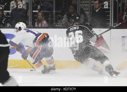 Los Angeles, California, USA. Xvi oct, 2017. New York isolani avanti Mathew Barzal (13) Los Angeles Kings avanti Nic Dowd (26) in azioni durante un il 2017-2018 NHL Hockey gioco tra re de Los Angeles e New York isolani in Los Angeles, ad Ottobre 15, 2017. Credito: Ringo Chiu/ZUMA filo/Alamy Live News Foto Stock