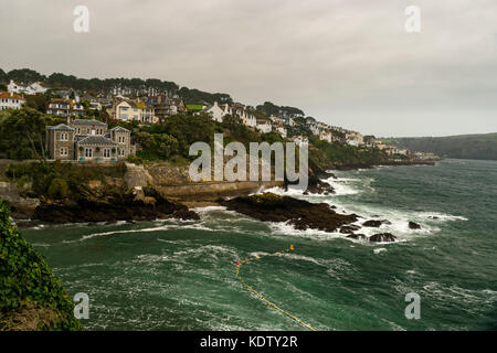 Cornwall, Regno Unito. Xvi oct, 2017. uk meteo. storm ofelia da Santa Caterina il castello, 16/10/2017 fowey/readymoney, Cornwall, Regno Unito storm ofelia rende approdo nel fowey come la Cornovaglia bretelle per è pieno potrebbe. Credito: James pearce/alamy live news Foto Stock