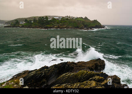 Cornwall, Regno Unito. Xvi oct, 2017. uk meteo. storm ofelia da Santa Caterina il castello, 16/10/2017 fowey/readymoney, Cornwall, Regno Unito storm ofelia rende approdo nel fowey come la Cornovaglia bretelle per è pieno potrebbe. Credito: James pearce/alamy live news Foto Stock