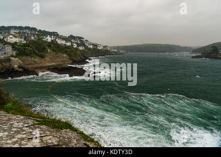 Cornwall, Regno Unito. Xvi oct, 2017. uk meteo. storm ofelia da Santa Caterina il castello, 16/10/2017 fowey/readymoney, Cornwall, Regno Unito storm ofelia rende approdo nel fowey come la Cornovaglia bretelle per è pieno potrebbe. Credito: James pearce/alamy live news Foto Stock