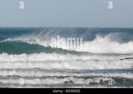 Newquay, Regno Unito. Xvi oct, 2017. uk meteo. forti venti offshore da ex-uragano ofelia blow back il high surf sulla costa nord della Cornovaglia su Fistral Beach. Credito: Nicholas burningham/alamy live news Foto Stock