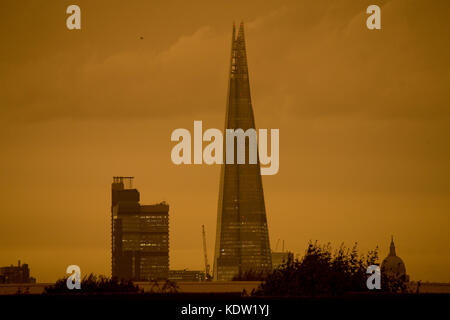 Londra, Regno Unito. Xvi oct, 2017. gialla cielo dalla tempesta ofelia in london credit: sebastian remme/alamy live news Foto Stock