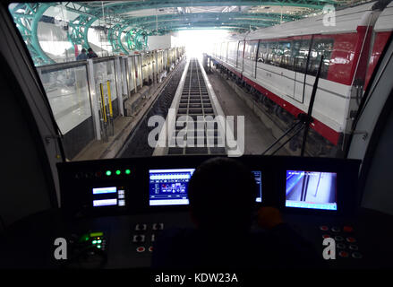 (171016) -- PECHINO, 16 ottobre 2017 (Xinhua) -- Un treno della prima linea maglev a media-bassa velocità di Pechino corre per un test a Pechino, capitale della Cina, 16 ottobre 2017. La prima linea maglev a media-bassa velocità di Pechino dovrebbe iniziare l'operazione di prova entro la fine di quest'anno. La linea S1 di 10,2 km collega i quartieri periferici occidentali di Mentougou e Shijingshan. (Xinhua/Zhang Chenlin)(mcg) Foto Stock