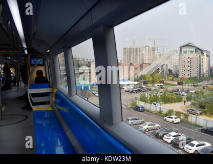 (171016) -- PECHINO, 16 ottobre 2017 (Xinhua) -- Un treno della prima linea maglev a media-bassa velocità di Pechino corre per un test a Pechino, capitale della Cina, 16 ottobre 2017. La prima linea maglev a media-bassa velocità di Pechino dovrebbe iniziare l'operazione di prova entro la fine di quest'anno. La linea S1 di 10,2 km collega i quartieri periferici occidentali di Mentougou e Shijingshan. (Xinhua/Zhang Chenlin)(mcg) Foto Stock