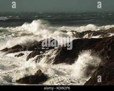 Newquay, Regno Unito. Xvi oct, 2017. Ex uragano Ofelia. Half Term turisti emozione enorme mari al punto Cribbar, Fistral Beach. 16th, ottobre 2017 Credit: Robert Taylor/Alamy Live News Foto Stock