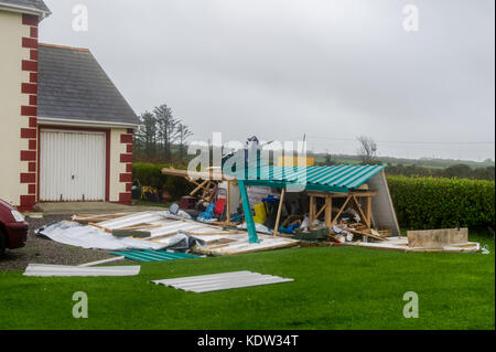 Schull, Irlanda xvi oct, 2017. Ex-Hurricane Ofelia hanno causato gravissimi danni strutturali quando ha colpito l'Irlanda il lunedì. Questo demolito capannone si trova vicino a Schull. Credito: Andy Gibson/Alamy Live News. Foto Stock