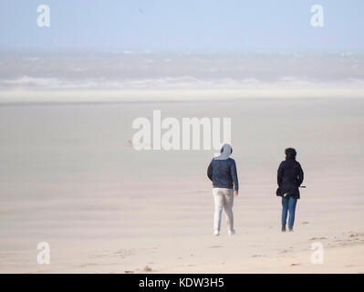 Meteo. Ventoso pomeriggio a Formby Beach Merseyside, Regno Unito. Xvi oct, 2017. Persone brave a camminare sulla spiaggia nonostante i forti venti di tempesta Ofelia Credito: Alan Edwards/Alamy Live News Foto Stock