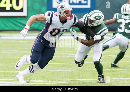 East Rutherford, New Jersey, USA. 15 ottobre, 2017. New England Patriots stretto fine Rob Gronkowski (87) in azione contro New York getti linebacker Darron Lee (58) durante il gioco di NFL tra New England Patriots e New York getti alla MetLife Stadium di East Rutherford, New Jersey. Il New England Patriots ha vinto 24-17. Christopher Szagola/CSM/Alamy Live News Foto Stock