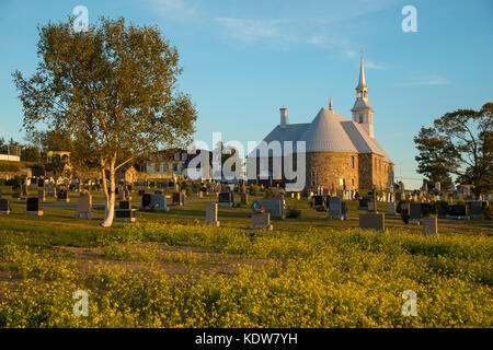 Les Éboulements (l'Assomption-de-la-Sainte-Vierge) villaggio chiesa e cimitero nella regione di Charlevoix del Québec vicino al fiume San Lorenzo, Canada Foto Stock