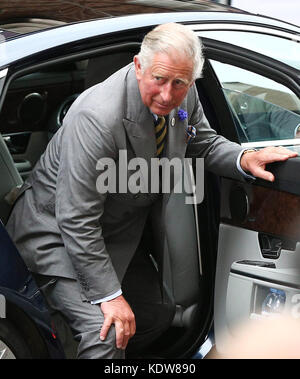 Londra, INGHILTERRA - 23 LUGLIO: Il Principe Guglielmo, Duca di Cambridge e Caterina, Duchessa di Cambridge, partono dall'ala di Lindo con il figlio neonato al St Mary's Hospital il 23 luglio 2013 a Londra, Inghilterra. La duchessa di Cambridge ha dato alla luce ieri un ragazzo a 16,24 BST e pesando 8lb 6oz, con il principe Guglielmo al suo fianco. Il bambino, ancora senza nome, è terzo in linea con il trono e diventa il Principe di Cambridge. Persone: Prince CHARLES CAMILLA PARKER BOWLES trasmissione Ref: MNCUK1 credito: Hoo-Me.com/MediaPunch ***NO UK*** Foto Stock