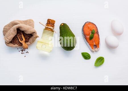 Selezione di fonti alimentari di omega 3 e grassi insaturi. super alimenti ad alto della vitamina E e fibre dietetiche per il cibo sano. semi di lino canapa nel sacco bag,olive Foto Stock