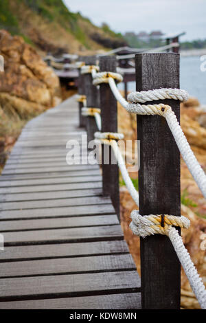 Ponte sul litorale rock di Khao Laem Ya, Rayong Thailandia. Foto Stock