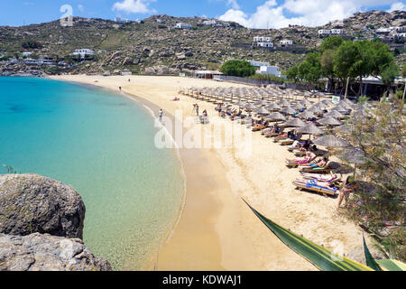 Super Paradise beach, popolare spiaggia sud di Mykonos, Cicladi, Egeo, Grecia, Europa Foto Stock