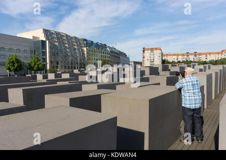 L'uomo prende le immagini presso il memoriale dell'olocausto, Berlino, Germania, Europa Foto Stock