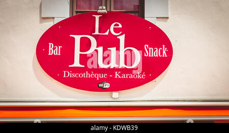 NOIRMOUTIER, Francia - Luglio 03, 2017 : segno di un pub nel centro della città dove è scritto in francese - La discoteca pub karaoke Foto Stock