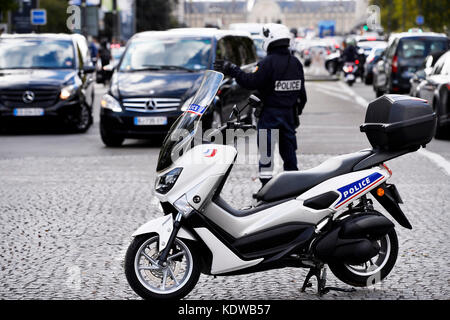 Ufficiale di polizia francese che regola il traffico, parigi - Francia Foto Stock