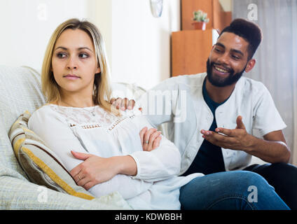 Positivo nero marito consolante offeso moglie dopo la disputa interna Foto Stock