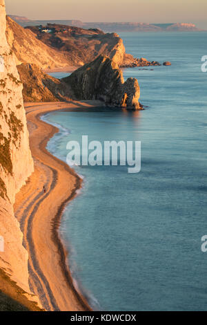 Le figure sulla spiaggia, porta di Durdle & St Oswald's Bay da Bat la testa, Purbeck, Jurassic Coast, Dorset, England, Regno Unito Foto Stock