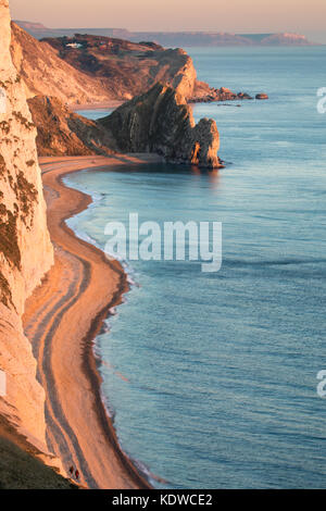 Due figure sulla spiaggia, porta di Durdle & St Oswald's Bay da Bat la testa, Purbeck, Jurassic Coast, Dorset, England, Regno Unito Foto Stock