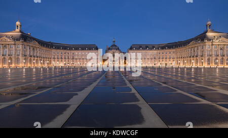 Miroir d'eau all'alba, Place de la Bourse, Bordeaux, Acquitaine, Francia Foto Stock