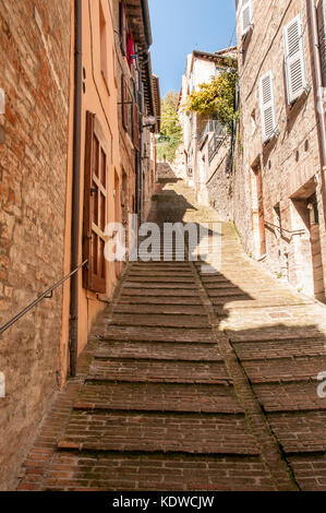 Scale in una strada in salita in Urbino , una città rinascimentale nelle marche, Italia Foto Stock