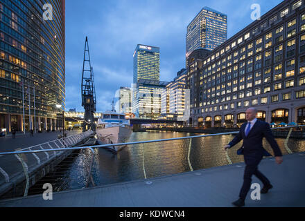 La sera i pendolari home; Nord Dock, Canary Wharf, London, England, Regno Unito Foto Stock