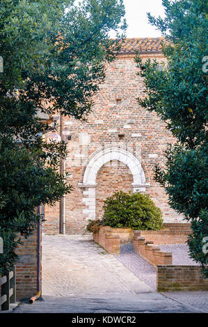 Porta murata della chiesa di monteguiduccio italiani nelle Marche, europa Foto Stock