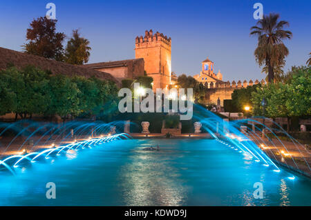 Alcazar de los Reyes Cristianos, laghetti e giardini al tramonto, Cordoba, regione dell'Andalusia, Spagna, Europa Foto Stock