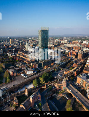 Un drone vista sullo skyline di Manchester in un giorno d'estate. Foto Stock