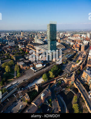 Un drone vista sullo skyline di Manchester in un giorno d'estate. Foto Stock