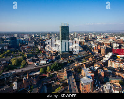 Un drone vista sullo skyline di Manchester in un giorno d'estate. Foto Stock