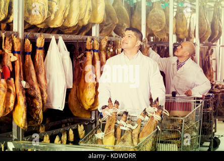 Due qualità sorridente ispettori condizione di controllo di jamon snodi a jamon factory Foto Stock