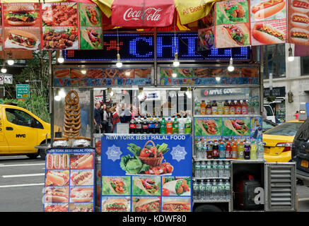 Il carrello di un fornitore di prodotti alimentari su Broadway vicino al City Hall. Egli è la vendita di "halal" il cibo (permessa dai musulmani leggi dietetiche), acqua, soda e salatini. Foto Stock