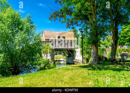 Vecchio mulino sul ponte rotto a Vernon, Francia Foto Stock