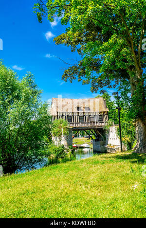 Vecchio mulino sul ponte rotto a Vernon, Francia Foto Stock