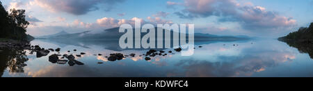 Schiehallion riflessa in Loch Rannoch all'alba, Perthshire, Scotland, Regno Unito Foto Stock