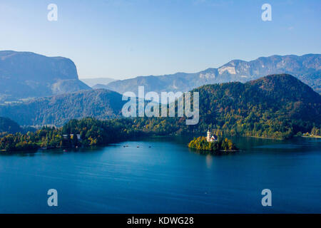 Il lago di Bled, Slovenia, con una vista dall'isola e la sua chiesa, visto dal castello Foto Stock