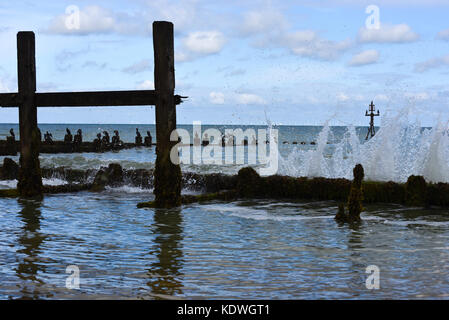 Il mare del Nord la rottura contro la tempesta di interruttori in Norfolk. Foto Stock