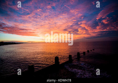 Gloriosa sunrise. Bexhill-on-Sea. guardando verso hastings. calma e pacifica. gentle tide. vista celeste. Foto Stock