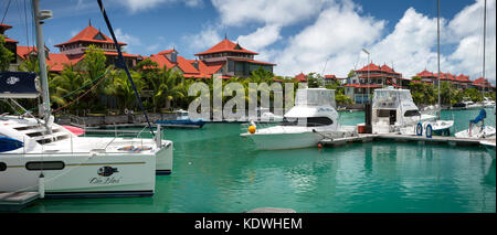 La Seychelles, Mahe, Victoria, Eden Island, Eden Plaza, residenze di lusso & barche in marina Foto Stock