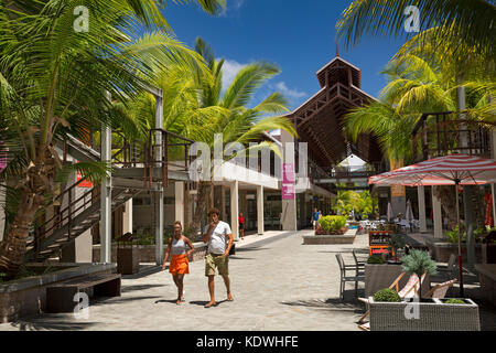 La Seychelles, Mahe, Victoria, Eden Island, Eden Plaza, i clienti nella sistemazione di complesso per lo shopping cortile centrale Foto Stock