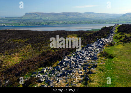 Benbulbin, Benbulben, Ben Bulben, vista da Knocknarea, vista dalla regina Maeve la sua tomba, Strandhill, Sligo, Yeat del paese, Wild Atlantic modo, Irlanda, Foto Stock